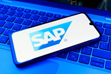 Prag, Çek Cumhuriyeti - 10 21 2024: SAP logosunu gösteren akıllı telefon.