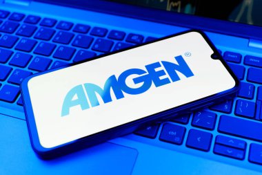 Prag, Çek Cumhuriyeti - 21 Ekim 2024: Dizüstü bilgisayarda amgen logosu gösteren modern akıllı telefon aygıtı.