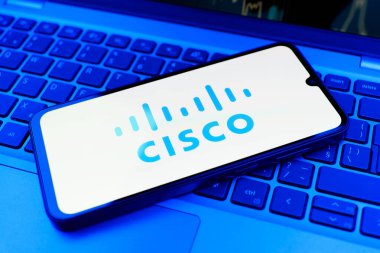 Prag, Çek Cumhuriyeti - 21 Ekim 2024: Cisco logosunu gösteren dizüstü bilgisayardaki modern akıllı telefon aygıtı.
