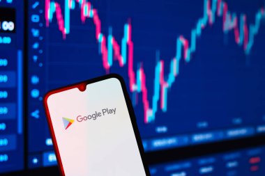 Prag, Çek: Logolu modern akıllı telefon ekranda arkaplanda grafikle oynuyor 