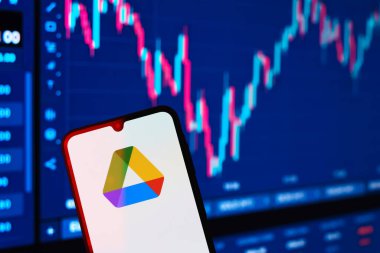 Prag, Çek Cumhuriyeti - 723 2024: Google Drive logosunu gösteren akıllı telefon.