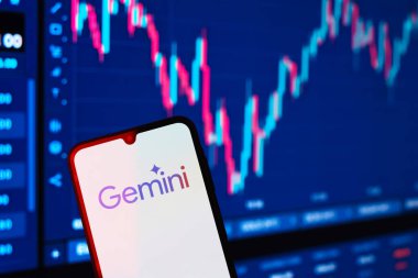 Prag, Çek Cumhuriyeti - 10 21 2024: Gemini logosunu gösteren akıllı telefon.