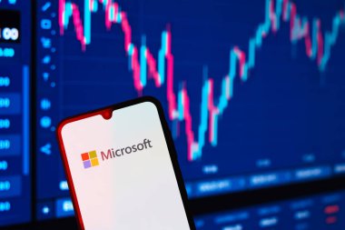 Prag, Çek: Ekranda logo mikroskobu ve arka planda grafiği olan modern akıllı telefon 