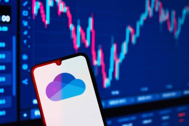 Prag, Çek: Arka planda grafik bulunan bulut depolama logosuna sahip modern akıllı telefon 