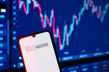 Prag, Çek Cumhuriyeti - 10 21 2024: Nestl logosunu gösteren akıllı telefon.