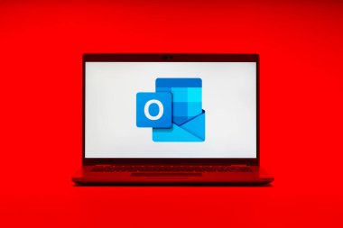 Prag, Çek Cumhuriyeti - 21 Ekim 2024: Outlook logosunu gösteren modern laptop ekranı