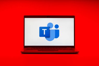 Prag, Çek Cumhuriyeti - 21 Ekim 2024: Microsoft Ekip logolarını gösteren modern dizüstü bilgisayar ekranı