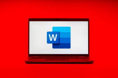 Prag, Çek Cumhuriyeti - 21 Ekim 2024: Microsoft Word logosunu gösteren modern dizüstü bilgisayar ekranı