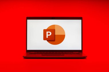 Prag, Çek Cumhuriyeti - 21 Ekim 2024: Microsoft güç noktası logosunu gösteren modern dizüstü bilgisayar ekranı