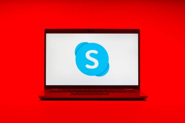 Prag, Çek Cumhuriyeti - 21 Ekim 2024: Skype logosunu gösteren modern laptop ekranı
