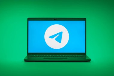 Prag, Çek Cumhuriyeti - 21 Ekim 2024: Telgraf logosunu gösteren modern dizüstü bilgisayar ekranı