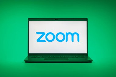 Prag, Çek Cumhuriyeti - 21 Ekim 2024: Zoom logosunu gösteren modern dizüstü bilgisayar ekranı