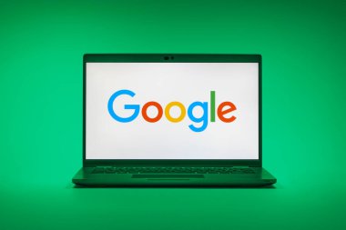 Prag, Çek Cumhuriyeti - 21 Ekim 2024: Google logosunu gösteren modern dizüstü bilgisayar ekranı