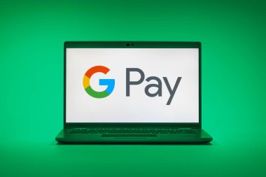 Prag, Çek Cumhuriyeti - 21 Ekim 2024: Google Pay logosunu gösteren modern dizüstü bilgisayar ekranı