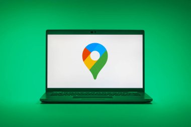 Prag, Çek Cumhuriyeti - 21 Ekim 2024: Google Maps logosunu gösteren modern dizüstü bilgisayar ekranı