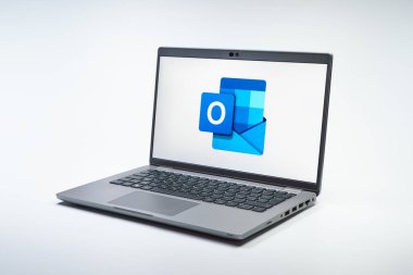 Prag, Çek Cumhuriyeti - 21 Ekim 2024: Logoyu gösteren modern dizüstü bilgisayar ekranı