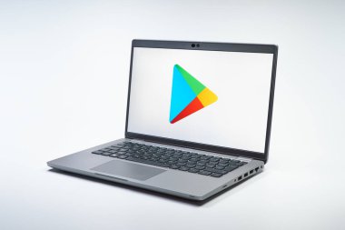 Prag, Çek Cumhuriyeti - 21 Ekim 2024: Google Play logosunu gösteren modern dizüstü bilgisayar ekranı