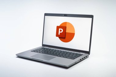Prag, Çek Cumhuriyeti - 21 Ekim 2024: PowerPoint logosunu gösteren modern dizüstü bilgisayar ekranı