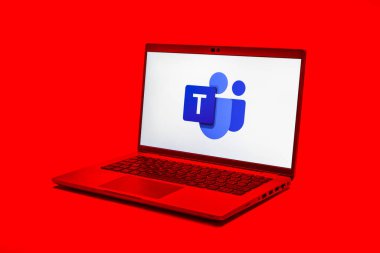 Prag, Çek Cumhuriyeti - 21 Ekim 2024: Yüzey zemininde modern laptop ekranı Microsoft Takımları logoyu gösteriyor