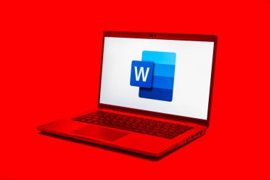 Prag, Çek Cumhuriyeti - 21 Ekim 2024: Kelime logosunu gösteren modern dizüstü bilgisayar