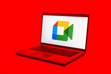 Prag, Çek Cumhuriyeti - 21 Ekim 2024: Google Meet logosunu gösteren modern dizüstü bilgisayar ekranı