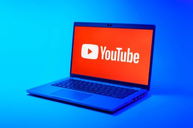 Prag, Çek Cumhuriyeti - 21 Ekim 2024: Youtube logosunu gösteren modern dizüstü bilgisayar ekranı