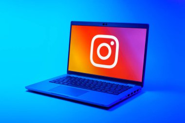 Prag, Çek Cumhuriyeti - 21 Ekim 2024: Instagram logosunu gösteren modern dizüstü bilgisayar ekranı