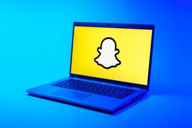 Prag, Çek Cumhuriyeti - 21 Ekim 2024: Snapchat logosunu gösteren modern dizüstü bilgisayar ekranı