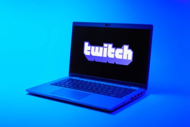 Prag, Çek Cumhuriyeti - 21 Ekim 2024: Yüzey arkaplanındaki modern laptop ekranı seğirme logosunu gösteriyor