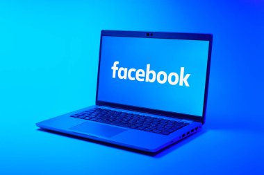 Prag, Çek Cumhuriyeti - 21 Ekim 2024: Facebook logosunu gösteren modern dizüstü bilgisayar ekranı