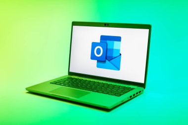 Prag, Çek Cumhuriyeti - 21 Ekim 2024: Logoyu gösteren modern dizüstü bilgisayar ekranı