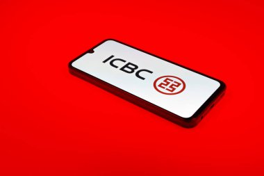 Prag, Çek Cumhuriyeti - 21 Ekim 2024: ICBC logosunu gösteren modern akıllı telefon aygıtı.