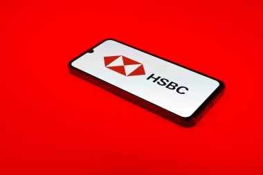 Prag, Çek Cumhuriyeti - 21 Ekim 2024: Yüzeyde HSBC logosu gösteren modern akıllı telefon aygıtı.