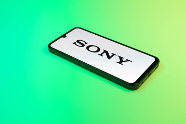 Prag, Çek Cumhuriyeti - 21 Ekim 2024: Sony logosunu gösteren modern akıllı telefon aygıtı.
