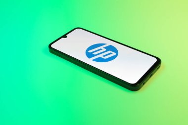 Prag, Çek Cumhuriyeti - 21 Ekim 2024: Yüzeyde HP logosu gösteren modern akıllı telefon aygıtı.