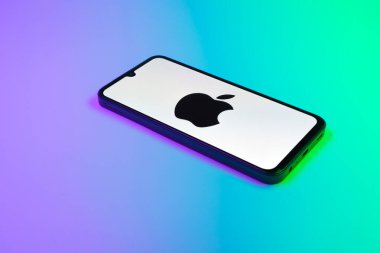 Prag, Çek Cumhuriyeti - 21 Ekim 2024: Elma logosunu gösteren modern akıllı telefon aygıtı.