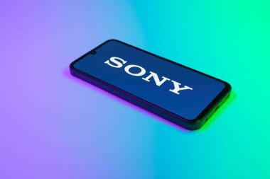 Prag, Çek Cumhuriyeti - 21 Ekim 2024: Sony logosunu gösteren modern akıllı telefon aygıtı.