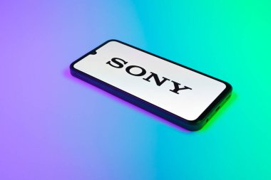 Prag, Çek Cumhuriyeti - 21 Ekim 2024: Sony logosunu gösteren modern akıllı telefon aygıtı.