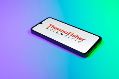 Prag, Çek Cumhuriyeti - 21 Ekim 2024: Yüzeyde termo balıkçı logosu gösteren modern akıllı telefon aygıtı.