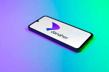 Prag, Çek Cumhuriyeti - 21 Ekim 2024: Danaher logosunu gösteren modern akıllı telefon aygıtı.