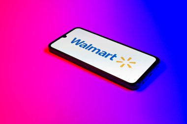 Prag, Çek Cumhuriyeti - 21 Ekim 2024: Walmart logosunu gösteren modern akıllı telefon aygıtı.
