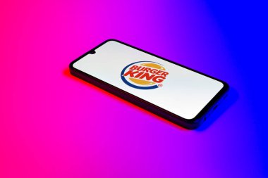 Prag, Çek Cumhuriyeti - 21 Ekim 2024: Burger King logosunu gösteren modern akıllı telefon aygıtı.