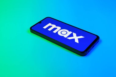 Prag, Çek Cumhuriyeti - 10 21 2024: Maksimum logoyu gösteren akıllı telefon.