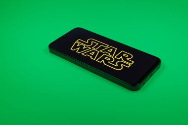 Prag, Çek Cumhuriyeti - 10 21 2024: Yıldız Savaşları logosunu gösteren akıllı telefon.