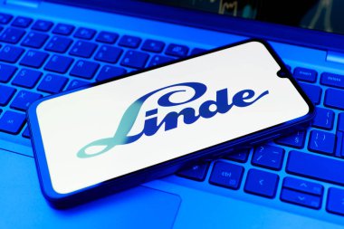 Prag, Çek Cumhuriyeti - 21 Ekim 2024: Laptop klavyesinde Linde logosunu gösteren modern akıllı telefon aygıtı.