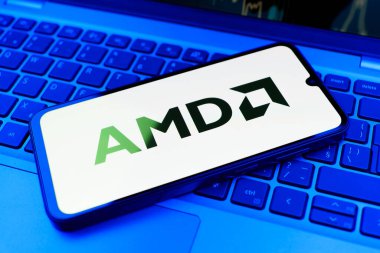 Prag, Çek Cumhuriyeti - 21 Ekim 2024: Bilgisayarın klavye arka planında AMD logosu gösteren modern akıllı telefon aygıtı.