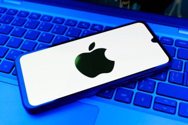Prag, Çek Cumhuriyeti - 10 21 2024: Apple logosunu gösteren akıllı telefon.