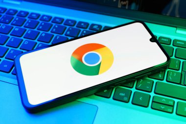 Prag, Çek Cumhuriyeti - 21 Ekim 2024: Google Chrome logosunu gösteren dizüstü bilgisayardaki modern akıllı telefon aygıtı.