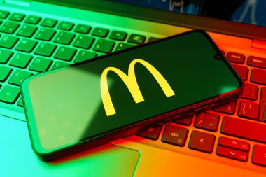 Prag, Çek Cumhuriyeti - 10 21 2024: Yüzeyde McDonalds logosunu gösteren akıllı telefon.