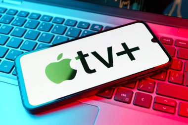 Prag, Çek Cumhuriyeti - 10 21 2024: Apple TV + logosunu gösteren akıllı telefon.